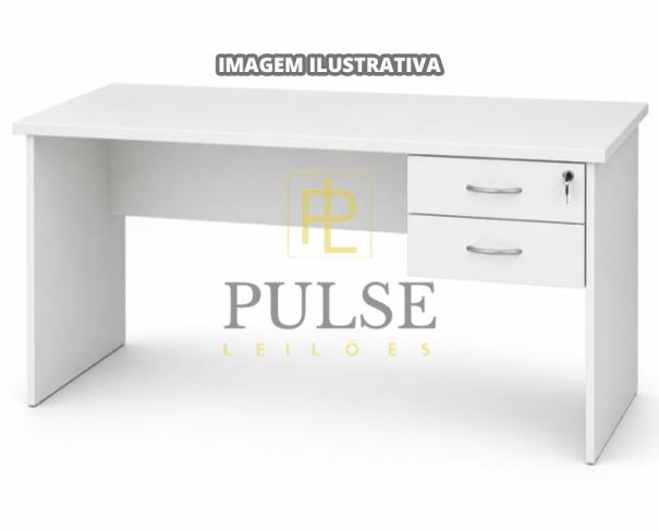 Foto de Lote 09: Uma mesa de escritório branca
